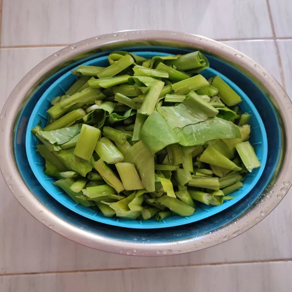 Petik genjer, lalu cuci bersih.
Sisihkan.