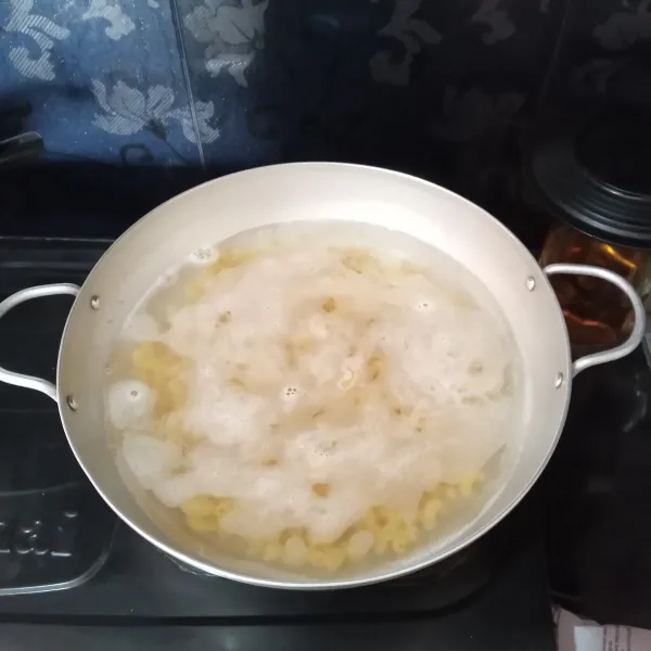 Rebus macaroni hingga mengembang dan matang, tambahkan 1 sdm garam dan 2 sdm minyak saat merebusnya, setelah matang angkat dan tiriskan.