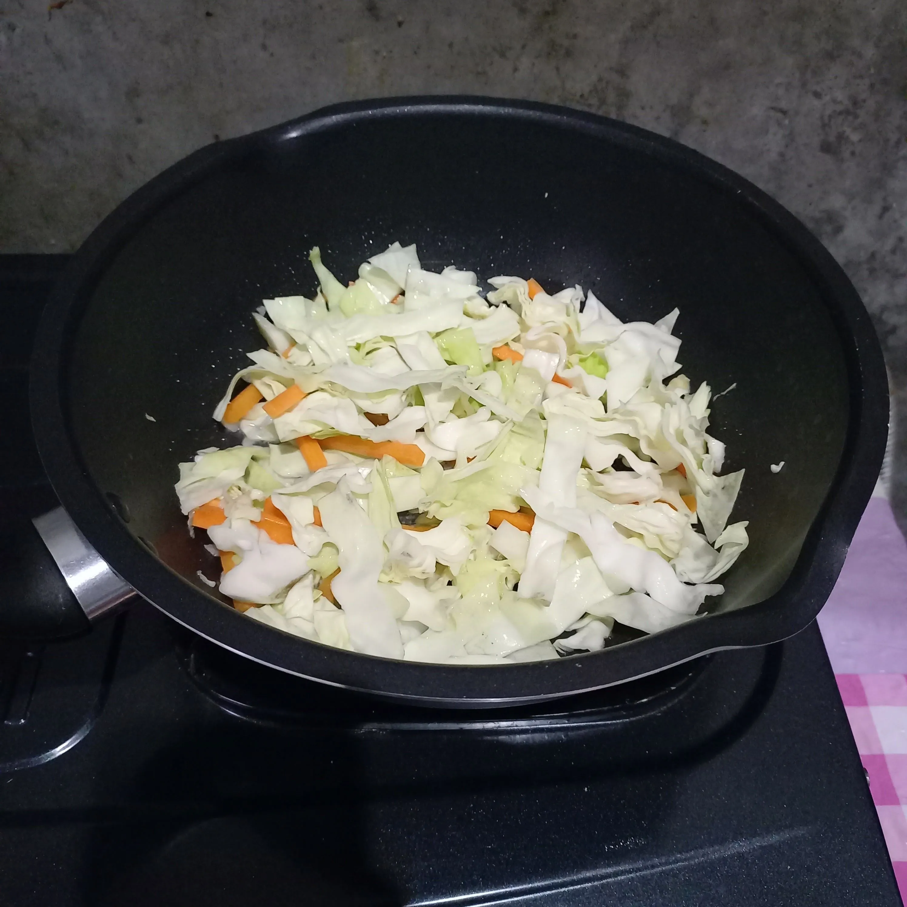 Step 3 Tumis Sosis dan Kol
