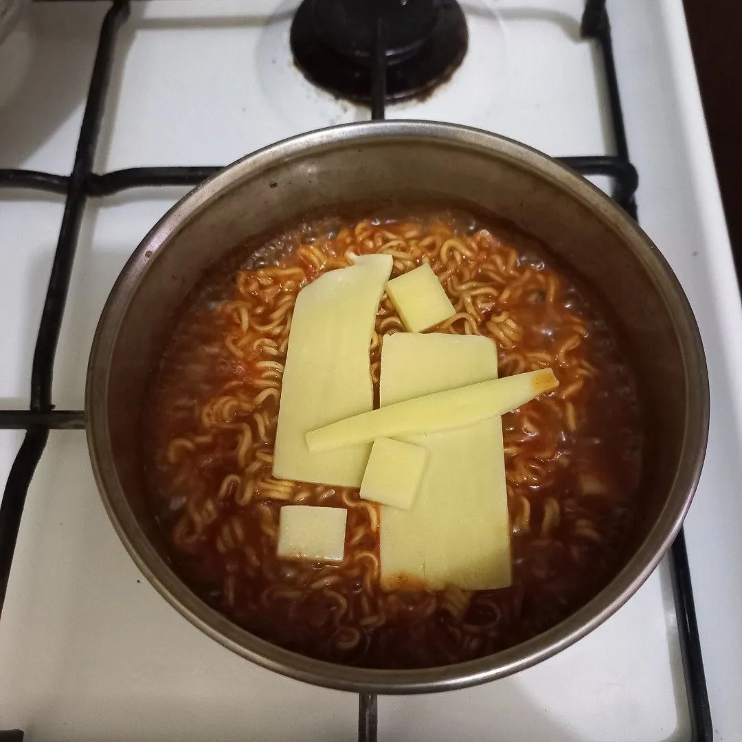 Step 4 Ramyeon Mozarella