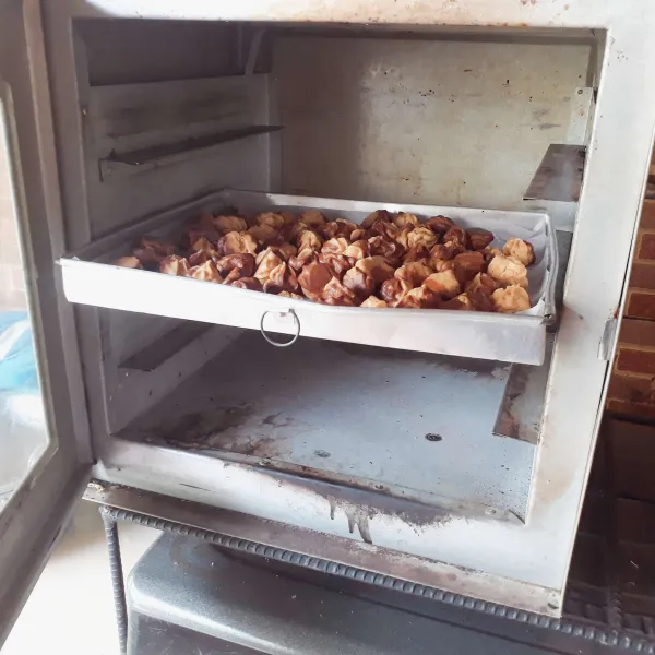 Panggang dalam oven yang sudah dipanas, gunakan api sedang cenderung kecil. Panggang hingga matang, keluarkan dari loyang, oven kembali dengan api kecil hingga renyah.