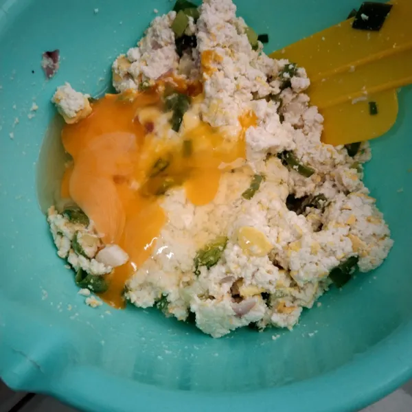 Masukkan telur, garam, kaldu bubuk, dan lada bubuk, lalu aduk rata.