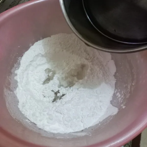 Didihkan air, tuang pada adonan tepung secukupnya, aduk cepat hingga adonan bisa dibentuk.