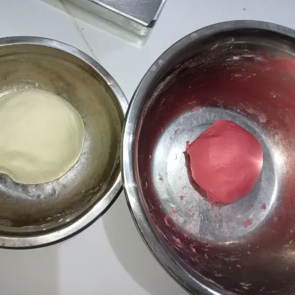 Bagi adonan menjadi dua beri satu bagian pewarna merah kemudian proofing selama 20 menit.