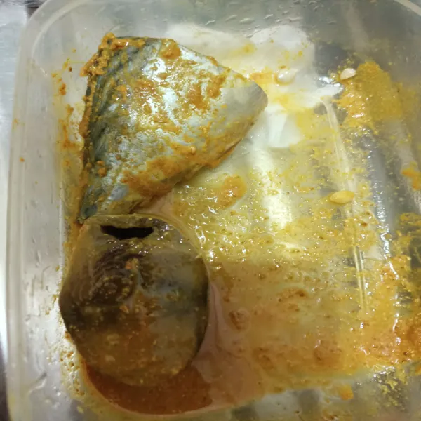 Marinasi ikan dengan bumbu instan.