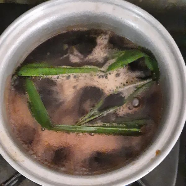 Masak gula sampai mendidih dan agak mengental.