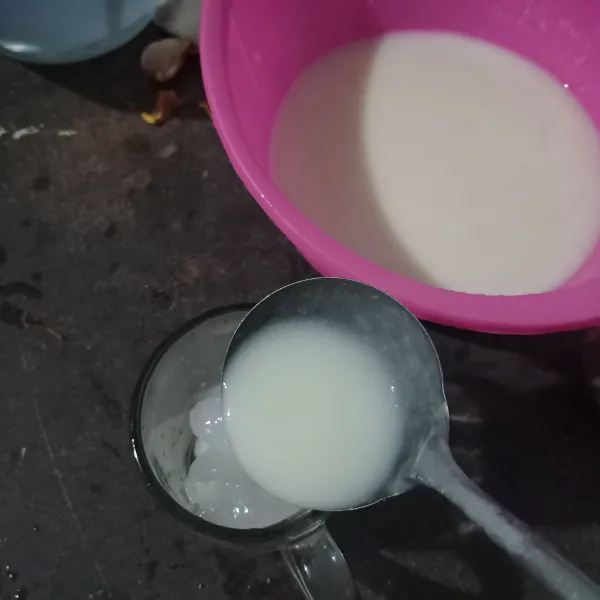 Siapkan gelas, masukkan es batu, jus jambu.