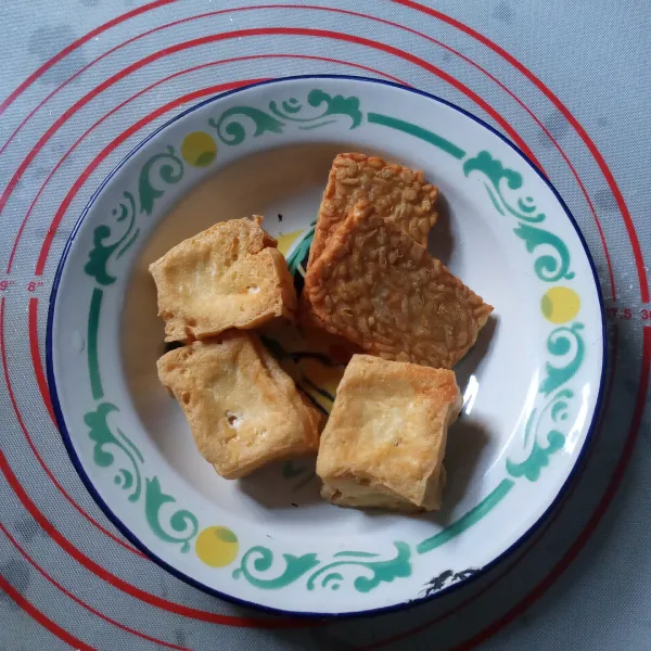 Goreng tahu dan tempe sampai matang. Sisihkan.