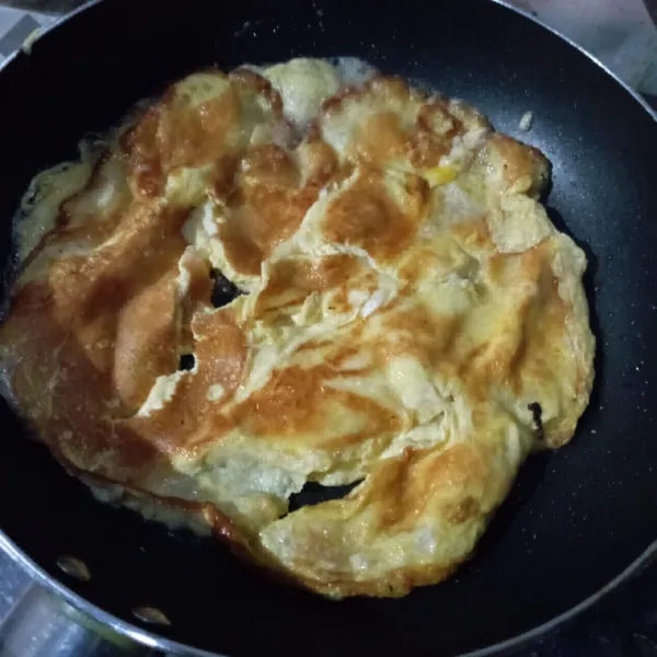 Buat telur dadar, kocok lepas telur, dan kaldu bubuk, lalu goreng sampai kedua sisi matang, angkat lalu potong-potong.