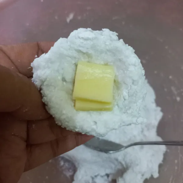 Ambil adonan tepung secukupnya pipihkan, isi bagian tengahnya dengan potongan keju mozarella, katupkan dan rapatkan adonan.