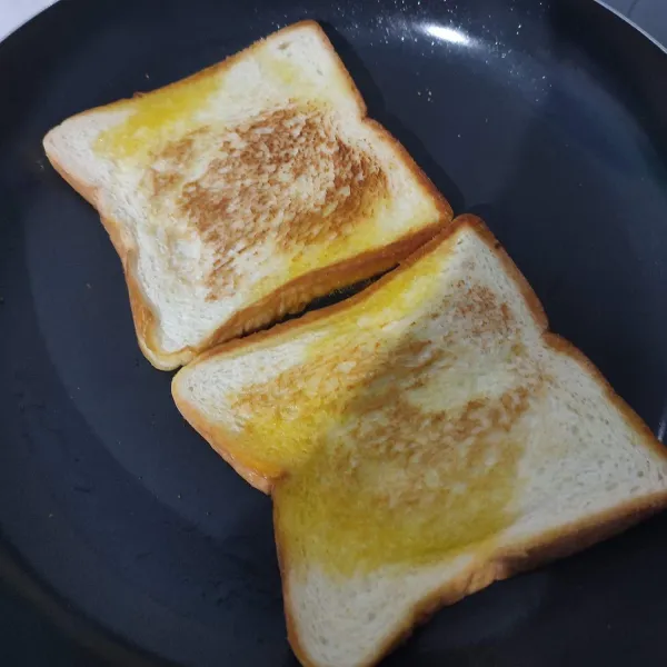 Balik sisi satunya dan tambahkan sisa margarin. Panggang sampai kecoklatan. Angkat.