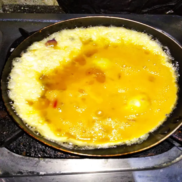 Panaskan wajan lalu goreng telur hingga matang.