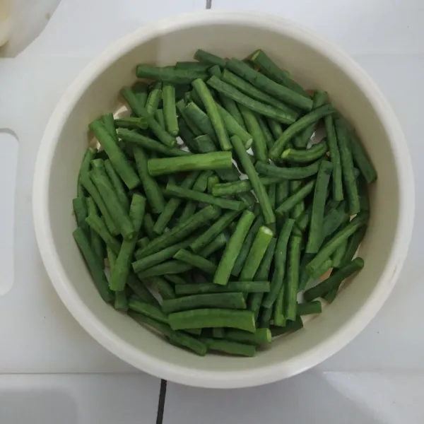 Potong-potong kacang panjang nya,kemudian cuci hingga bersih.