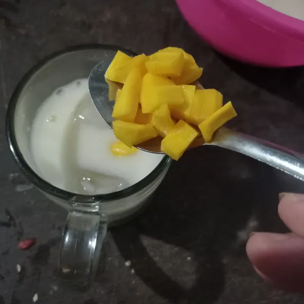 Masukan potongan nangka, es jus jambu nangka siap disajikan.