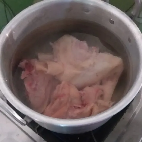 Rebus ayam setelah mendidih buang air rebusan pertama rebus kembali.