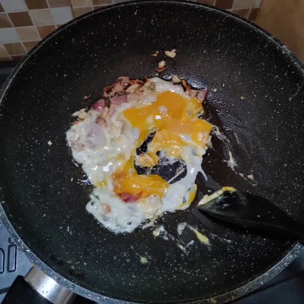 Masukan 1 butir telur, kemudian buat orak-arik.