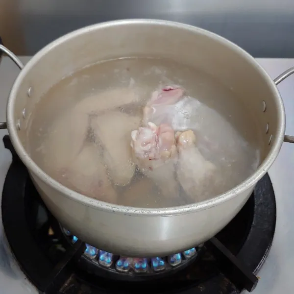 Rebus ayam dengan api kecil sampai empuk dan mengeluarkan kaldu.