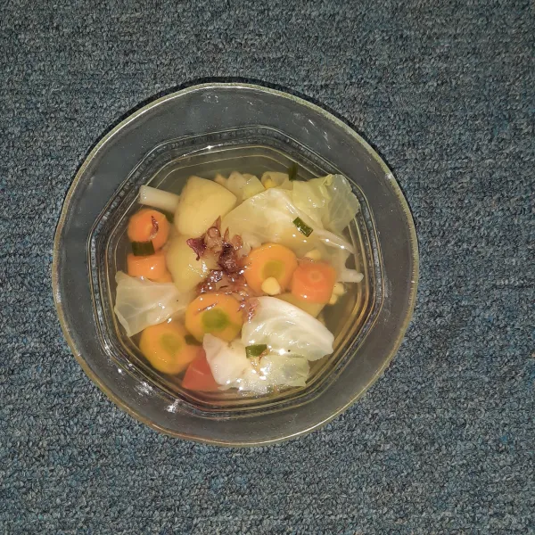 Sop siap disajikan dengan goreng bawang.