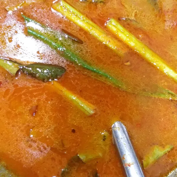 Tambahkan air. Masukkan bumbu daun.