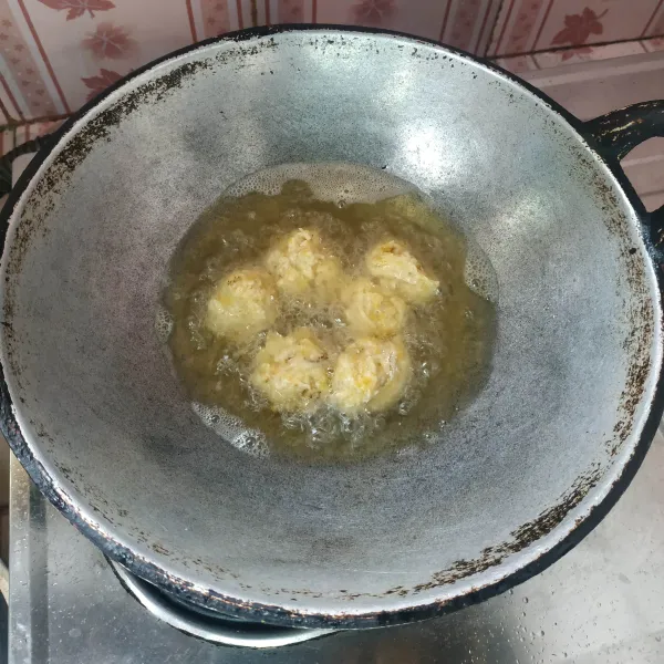Panaskan minyak goreng secukupnya, masukkan adonan secukupnya kemudian goreng hingga matang.