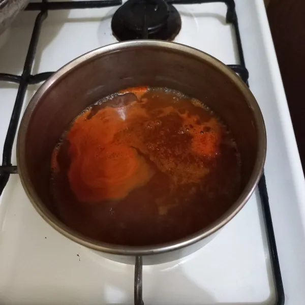 Masukan bumbu penyerta ramyeon seperti bubuk gochugaru dan saus gochujang.
