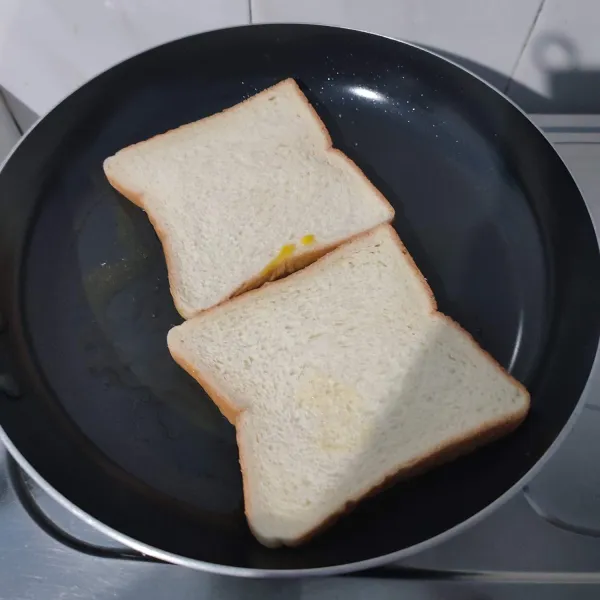 Panggang roti tawar hingga kecoklatan.