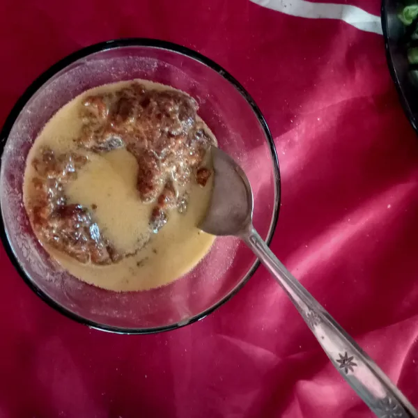 Dalam mangkuk masukkan bumbu pecel, tambahkan air, aduk hingga membentuk pasta.