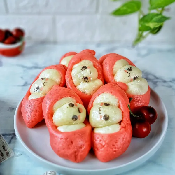 Pasang edible stamp diatasnya untuk wajah kacang, lakukan pemasangan selagi bakpao masih panas. Bakpao siap dinikmati.