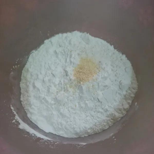 Dalam wadah campur tepung tapioka bersama garam, kaldu jamur dan merica bubuk, aduk rata.