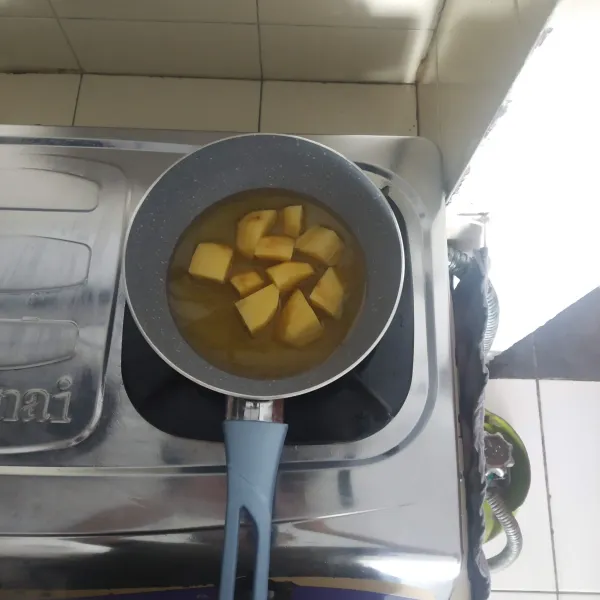 Goreng kentang dalam minyak panas lalu sisihkan.
