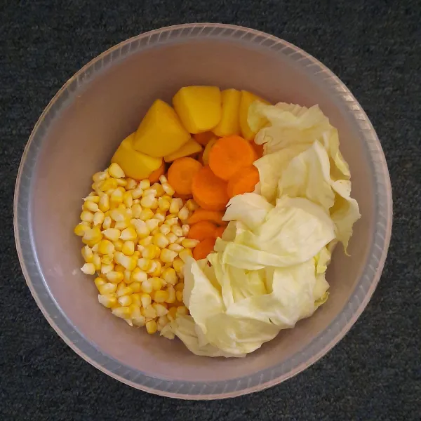 Potong sayur sesuai selera.