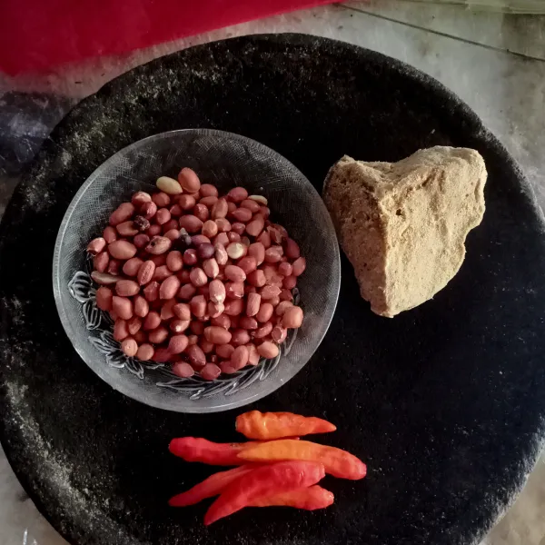 Haluskan bumbu pecel hingga halus.