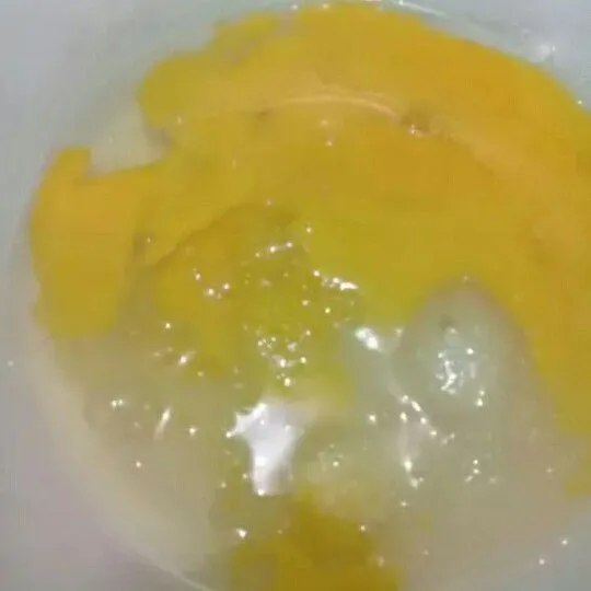 Masukkan gula, telur dan sp kedalam bowl, mixer dengan kecepatan tinggi.