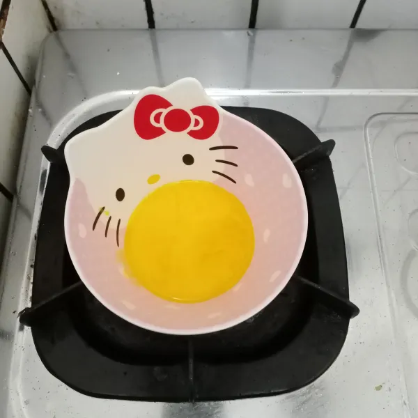 Masukkan kuning telur dalam wadah.