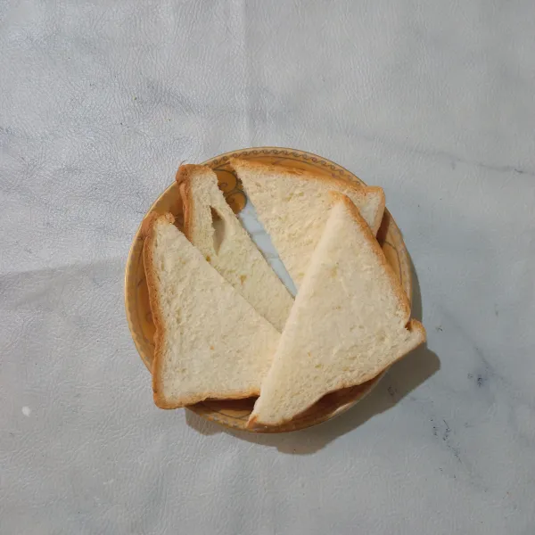 Potong roti menjadi empat bagian. 
Sisihkan.