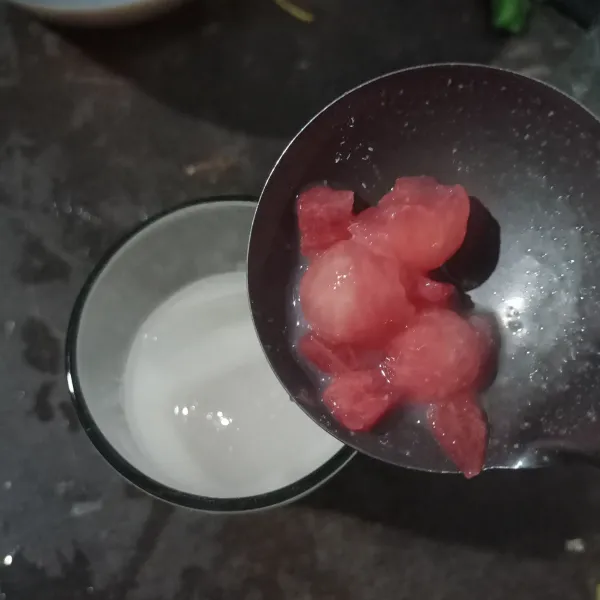 Penyajian dalam gelas masuk es batu, jus jambu, semangka es merah putih nya siap di sajikan.