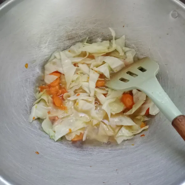 Masukkan kol, aduk rata. Masak sampai layu.