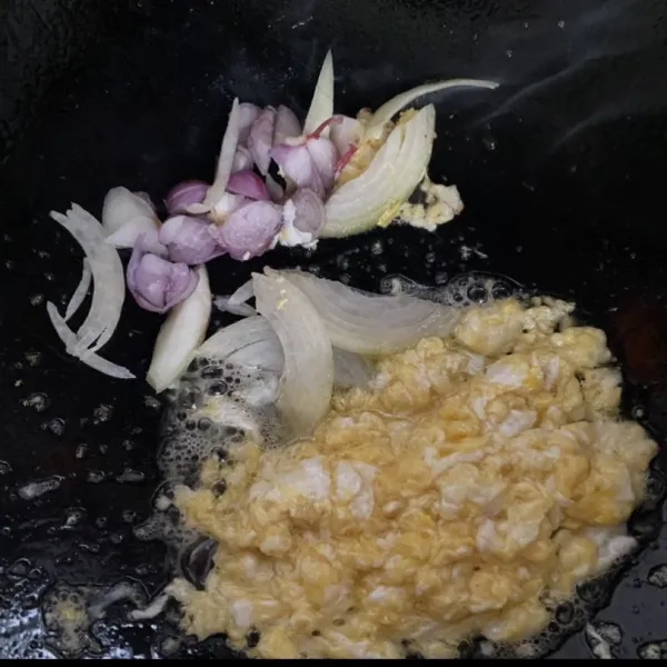 Masukkan irisan bawang merah dan bawang bombay , sampai harum lalu campur dengan telur.