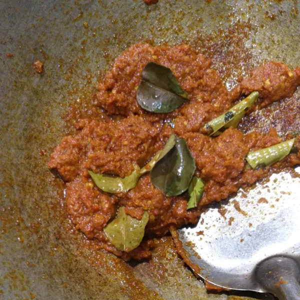 Haluskan bumbu kemudian tumis sampai bumbu harum dan matang.