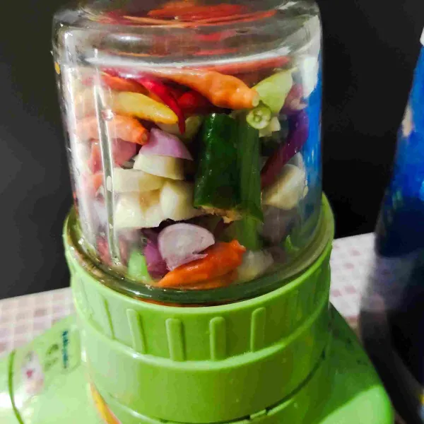 Blender bumbu hingga halus.