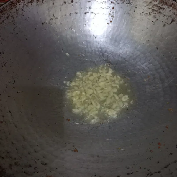 Tumis bawang putih cincang hingga harum.