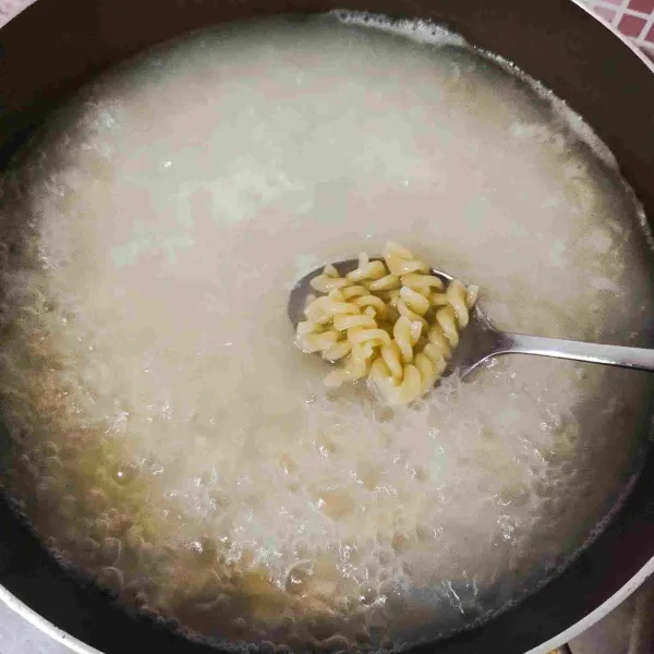 Rebus fusilli hingga empuk/matang kemudian tiriskan.