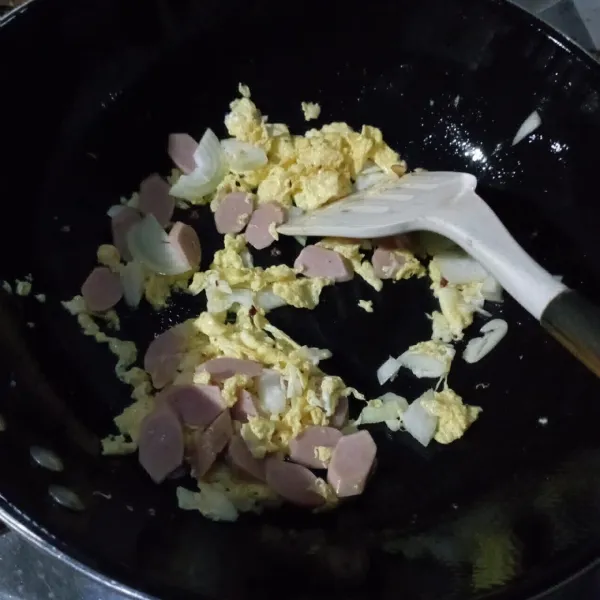 Panaskan minyak, buat telur orak-arik lalu masukan bawang bombay, bawang putih, dan sosis. Masak sampai matang.