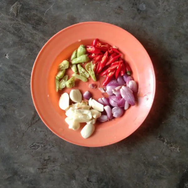 Rajang bawang merah, bawang putih, cabe rawit dan cabe besar merah.