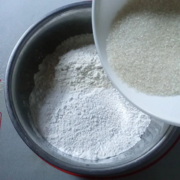 Dalam wadan siapkan tepung beras, tepung terigu dan gula pasir, aduk rata.