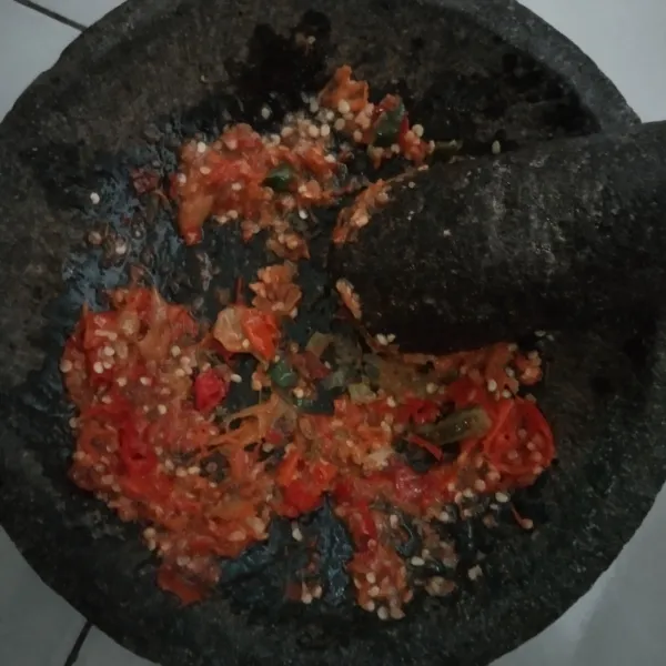 Haluskan cabai, bawang putih, garam dan cikur.