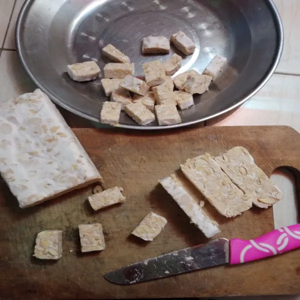 Potong dadu tempe, goreng sampai agak kering, sisihkan.