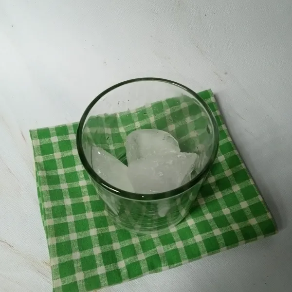 Siapkan gelas dan masukkan es batu secukupnya.