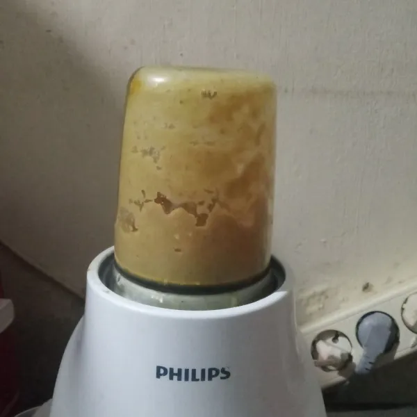 Blender semua bahan bumbu halus.