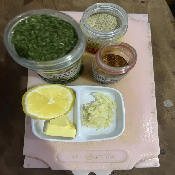 Siapkan bahan-bahan, cincang bawang putih. 
Rebus pasta sampai empuk.